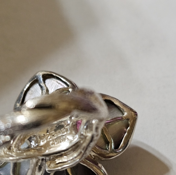 Vintage Mother of Pearl Flower Ring in Sterling Silver Size 7! - Picture 2 of 5